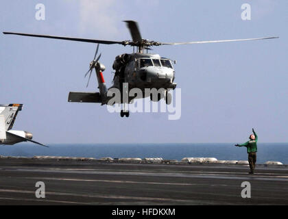 081217-N-8822R-357 le golfe d'Oman (31 déc. 17, 2008) Un SH-60F Sea Hawk, affecté à la 'Tridents' de l'Escadron d'hélicoptères de lutte anti-sous-marine (HS) 3 se prépare à atterrir sur le pont d'envol du porte-avions de classe Nimitz USS Theodore Roosevelt (CVN 71). Theodore Roosevelt et Carrier Air Wing 8 (CVW) sont en train de mener des opérations dans la 5e flotte américaine domaine de responsabilité et sont axées sur les partenaires régionaux de rassurant l'engagement des États-Unis à la sécurité, qui favorise la stabilité et la prospérité mondiale. (U.S. Photo par marine Spécialiste de la communication de masse/Richarads-Jamison Antwjuan 3e classe libéré Banque D'Images