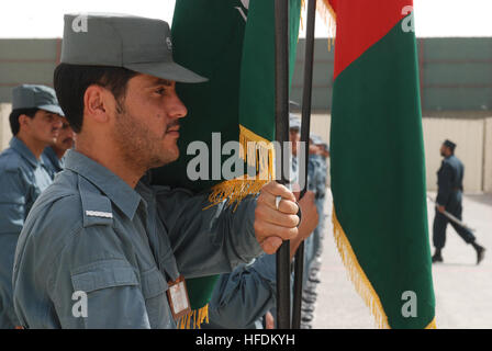 Centre régional de formation- Kandahar, PROVINCE DE KANDAHAR - Un membre de la garde d'honneur est en formation dans le cadre d'un examen au cours d'une cérémonie de graduation de la Police afghane en uniforme de formation régional Command - Afghanistan le 12 août 2010.(U.S. Photo de la marine du Maître de 2e classe Ernesto Hernandez Fonte/libérés) Une garde d'honneur à Kandahar lors d'une cérémonie d'examen (4887885116) Banque D'Images