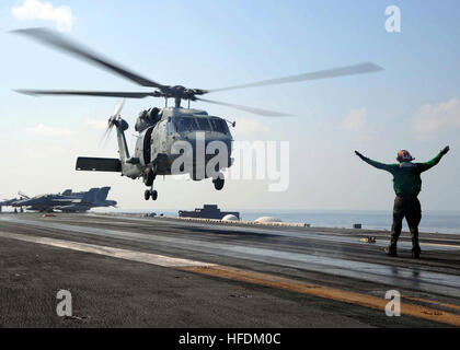 081218-N-7571S-103 GOLFE D'OMAN (31 déc. 18, 2008) Le Cmdr. Scott 'Scotty haute' Starkey terres l'SH-60F Sea Hawk, sur le pont du porte-avions USS Theodore Roosevelt (CVN 71) après sa cérémonie de passation de commandement de l'air. Starkey soulagé le Cmdr. La marque 'Bad Andy' Truluck comme commandant de l' 'Tridents d'hélicoptères de l'Escadron anti-sous-marin (SH) 3. Theodore Roosevelt et Carrier Air Wing 8 (CVW) sont en train de mener des opérations dans la 5e flotte américaine domaine de responsabilité et sont axées sur les partenaires régionaux de rassurer l'engagement des États-Unis à la sécurité, qui favorise la stabilité d'un Banque D'Images