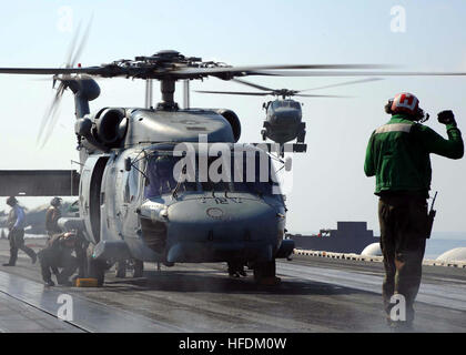 081218-N-7571S-104 GOLFE D'OMAN (31 déc. 18, 2008) en vol, le cmdr. Scott 'Scotty haute' Starkey terres l'SH-60F Sea Hawk, premier plan, que la Cmdr. La marque 'Bad Andy' Truluck prépare à la terre un SH-60F Sea Hawk, sur le pont du porte-avions USS Theodore Roosevelt (CVN 71) à la suite de la cérémonie de passation de commandement. Starkey soulagé Truluck comme commandant de l' 'Tridents d'hélicoptères de l'Escadron anti-sous-marin (SH) 3. Theodore Roosevelt et Carrier Air Wing 8 (CVW) sont en train de mener des opérations dans la 5e flotte américaine domaine de responsabilité et sont axées sur les partenaires régionaux de la rassurant Banque D'Images