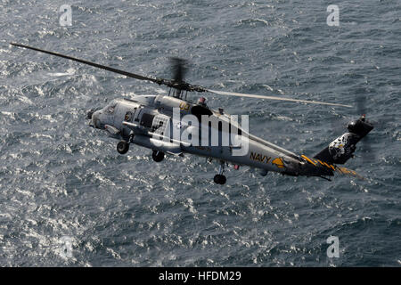 U.S. 5ÈME ZONE DE RESPONSABILITÉ DE LA FLOTTE (fév. 15, 2013) Un Sea Hawk MH-60R à partir de l'hélicoptère de rapaces grève Maritime Squadron (HSM) attribué à 71 le porte-avions USS JOHN C. STENNIS (CVN 74) pratiques un virage serré à droite. John C. Stennis est déployé sur le 5e Flotte des États-Unis zone de responsabilité des opérations de sécurité maritime, les efforts de coopération en matière de sécurité dans le théâtre et missions d'appui pour l'opération Enduring Freedom. (U.S. Photo par marine Spécialiste de la communication de masse 2e classe Kenneth Abbate/libérés) 130215-N-OY799-153 Inscrivez-vous la conversation http://www.facebook.com/USNavy http://ww Banque D'Images