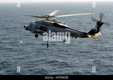 U.S. 5ÈME ZONE DE RESPONSABILITÉ DE LA FLOTTE (fév. 15, 2013) Un Sea Hawk MH-60R à partir de l'hélicoptère de rapaces grève Maritime Squadron (HSM) attribué à 71 le porte-avions USS JOHN C. STENNIS (CVN 74) tests de abaisser un sonar trempé. John C. Stennis est déployé sur le 5e Flotte des États-Unis zone de responsabilité des opérations de sécurité maritime, les efforts de coopération en matière de sécurité dans le théâtre et missions d'appui pour l'opération Enduring Freedom. (U.S. Photo par marine Spécialiste de la communication de masse 2e classe Kenneth Abbate/libérés) 130215-N-OY799-114 Inscrivez-vous la conversation http://www.facebook.com/USNavy http://ww Banque D'Images