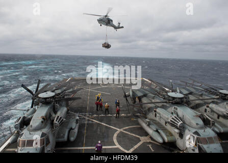 Océan Atlantique (13 févr. 2013) Un MH-60S Sea Hawk offre des fournitures à l'envol du quai de transport amphibie USS San Antonio (LPD 17) au cours d'un ravitaillement en mer. San Antonio est la participation à la formation d'exercice de l'unité composite (COMPTUEX) au large de la côte Est des États-Unis en vue d'un déploiement de ce printemps. (U.S. Photo par marine Spécialiste de la communication de masse 3 Classe Lacordrick Wilson/libérés) 130213-N-wx580-140 http://www.facebook.com/USNavy http://www.twitter.com/USNavy Rejoignez la conversation Une http://navylive.dodlive.mil MH-60S offre des marchandises à l'USS San Antonio. (8498 Banque D'Images