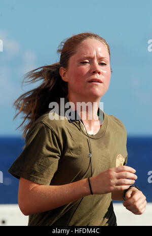 Le capitaine Paige Stull participe au 5k Landaker détenues par l 'Purple Foxes' du milieu marin de l'Escadron d'hélicoptères (HMM) 364 (rein) à bord d'un quai de transport amphibie USS Green Bay (LPD 20). Green Bay fait partie de la groupe amphibie de Peleliu, actuellement en cours sur un déploiement Du Pacifique Occidental avec navire d'assaut amphibie USS Peleliu (LHA 5) et amphibies USS Rushmore landing ship dock (LSD 47). (Photo de la communication de masse (1ère classe Spécialiste SW/AW) Elizabeth Merriam) 'Purple Foxes' tenir Landaker 5k sur le USS Green Bay 120930-N-BB534-359 Banque D'Images