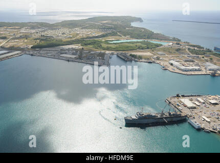 APRA HARBOUR, Guam (17 avril 2013) avec l'amarrage du sous-marin de la classe Los Angeles USS Bremerton (SSN 698) le 16 avril, l'Apra Harbour dispose désormais de sept sous-marins dans le port. C'est le plus grand nombre de sous-marins dans le port depuis le rétablissement de l'escadre de sous-marins, commandant SUBRON (15) en 2001. Les sous-marins sont des interventions de maintenance avant de continuer leurs déploiements. Les sous-marins : (à partir du haut à gauche, dans le sens horaire), l'autodéfense maritime Japon JS sous-marin (SS 503) Hakuryu, les sous-marins de la classe Los Angeles USS CHEYENNE (SSN 773), USS Bremerton (SSN 698), et l'USS Cha Banque D'Images