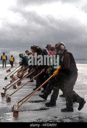 Les marins à bord de l'USS George Washington testent le système de mousse de formation de film aqueux sur le poste de pilotage pour valider la préparation à la lutte contre les incendies lors des essais en mer et des qualifications des transporteurs dans l'océan Pacifique occidental. Banque D'Images