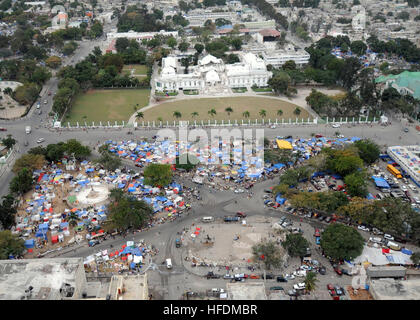 Les dégâts causés par le séisme à Port-au-Prince, Haïti, est photographié le 30 janvier 2010, au cours de l'opération réponse unifiée. (U.S. Photo par marine Chef Spécialiste de la communication de masse de l'appel/Spike) Parution salon autour de Palais National, à Port-au-Prince 2010-01-30 Banque D'Images