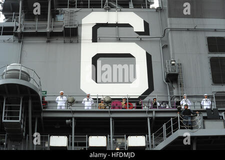 Les marins affectés à l'avenir d'assaut amphibie USS America (LHA 6), stand au repos alors que la parade manning rails à mesure que le navire se prépare à moor dans Rio de Janeiro, Brésil, pour un service au port. L'Amérique est en ce moment voyageant à travers les Etats-Unis. Commande du sud et 4ème Flotte américaine zone de responsabilité pour son premier transit, 'America visite l'Amérique." L'Amérique est le premier navire de sa classe, remplacement du Tarawa-classe de navires d'assaut amphibie. Comme la prochaine génération 'big-deck" de débarquement amphibie, l'Amérique est optimisé pour l'aviation, capable d'appuyer l'ia actuelle et future Banque D'Images