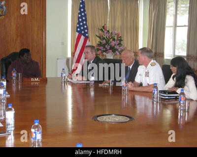 HONIARA, Îles Salomon (29 juin 2011) Secrétaire adjoint des affaires étrangères de l'Asie de l'Est et du Pacifique, Kurt Campbell, centre droit, traite le Premier Ministre des Îles Salomon Danny Philip et son cabinet. Secrétaire adjoint Campbell est à la tête d'une délégation américaine qui inclut des adm. Patrick Walsh, commandant de la flotte américaine du Pacifique, le Bureau du secrétaire de la Défense au sud/sud-est de l'Asie Directeur principal, Marine Corps Brig. Le général Richard Simcock, et l'Agence des États-Unis pour le développement international (USAID) Administrateur assistant Nisha Biswal, lors d'une visite dans tout le Pacifique Sud d'engager des discussions pour en Banque D'Images