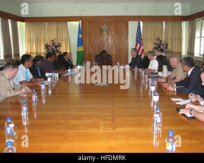 HONIARA, Îles Salomon (29 juin 2011) Secrétaire adjoint des affaires étrangères de l'Asie de l'Est et du Pacifique, Kurt Campbell, Îles Salomon adresses droit premier ministre Danny Philip et son cabinet. Secrétaire adjoint Campbell est à la tête d'une délégation américaine qui inclut des adm. Patrick Walsh, commandant de la flotte américaine du Pacifique, le Bureau du secrétaire de la Défense au sud/sud-est de l'Asie Directeur principal, Marine Corps Brig. Le général Richard Simcock, et l'Agence des États-Unis pour le développement international (USAID) Administrateur assistant Nisha Biswal, lors d'une visite dans tout le Pacifique Sud d'engager des discussions pour améliorer b Banque D'Images