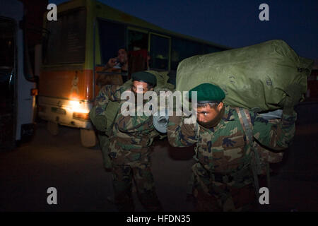 091119-N-6939M-002 KABOUL (nov. 19, 2009) diplômés de l'Armée nationale afghane combat accéléré le programme de formation de l'entreprise arrivent à l'aéroport international de Kaboul pour être transportés à Camp Bastion, dans la province du Helmand, où ils vont renforcer les troupes de la 205e bataillon de l'ANA. Entreprises accélérée font partie de l'objectif d'une armée de 134 000 soldats d'ici octobre 2010. Les entreprises jouent un rôle dans l'augmentation de capacité de l'Armée nationale afghane. 091119-N-6939M-002 KABOUL, Afghanistan (US Navy photo by Mass Communication Specialist 1re classe Christopher Mobley) (PUBLIÉ) 09111 Banque D'Images