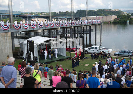 CHATTANOOGA, au Tennessee (16 juillet 2016) Les participants à la cérémonie du souvenir pour les morts cinq restent debout pendant la présentation du drapeau à Ross's Landing au centre-ville de Chattanooga. Servicemembers et des centaines de participants ont rendu hommage aux morts et cinq ont reconnu la 1 e anniversaire des attaques terroristes à NOSC Chattanooga. (U.S. Photo par marine Spécialiste des communications de masse 2e classe Caine Storino/libérés) 160716-N-YM718-084 Inscrivez-vous à la conversation : http://www.navy.mil/viewGallery.asp http://www.facebook.com/USNavy http://www.twitter.com/USNavy http://navylive.dodlive.mil http://pintere Banque D'Images