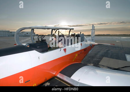 CORPUS CHRISTI, Texas (Nov.27, 2012). James Norris, affecté à l'Escadre aérienne de la formation (TAW) 4, et le lieutenant Cmdr. Jeffrey Shanahan préparer un nouveau T-6B Texan II pour son premier vol à partir de la Naval Air Station (NAS) Corpus Christi. Le Texan II remplacera la Marine a T-34C Turbomentor comme la principale formation pilote avion. (U.S. Navy photo de Richard Stewart/libérés) 121127-N-LY958-070 http://www.facebook.com/USNavy http://www.twitter.com/USNavy la conversation Inscrivez-vous http://navylive.dodlive.mil Aviators préparer à voler un Texan T-6B II. (8230251738) Banque D'Images