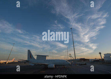 Un avion E-7A Wedgetail de la Royal Australian Air Force est positionné sur la ligne de vol à l'aéroport de Perth, en Australie. L'avion a été déployé pour aider aux opérations multinationales de recherche du vol 370 de Malaysia Airlines, démontrant les capacités de surveillance et de coordination aéroportées. Banque D'Images