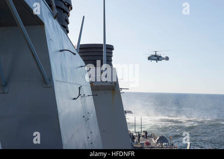 160412-N-00000-003 MER BALTIQUE - un russe Kamov KA-27 HELIX vole bas-niveau passe près de la classe Arleigh Burke destroyer lance-missiles USS Donald Cook (DDG 75) pendant que le navire se trouvait dans les eaux internationales le 12 avril 2016. Donald Cook est déployée en avant à Rota, en Espagne, et est qui effectuaient une patrouille de routine dans le domaine de la sixième flotte américaine des opérations à l'appui des intérêts de sécurité nationale des États-Unis en Europe. (U.S. Photo/marine) Parution un russe Kamov KA-27 vole près de l'USS Donald Cook (DDG 75) Banque D'Images