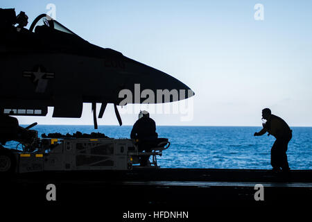 Océan Pacifique (nov. 7, 2012) l'Aviation BoatswainÕs Mate (manutention) 3e classe Ron Peter Magan guide le placement d'un aéronef à voilure fixe dans le crochet de bay du porte-avions USS Nimitz (CVN 68). Nimitz est actuellement en cours participant à l'exercice d'une force opérationnelle shipÕs (JTFEX). (U.S. Photo par marine Spécialiste de la communication de masse 3 Classe Raul Moreno Jr./libérés) 121107-N-LP801-027 http://www.facebook.com/USNavy http://www.twitter.com/USNavy la conversation Inscrivez-vous http://navylive.dodlive.mil dirige un marin d'un avion. (8181974440) Banque D'Images