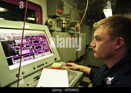 Océan Pacifique (fév. 12, 2013) l'Aviation maître de Manœuvre (fossiles) 3e classe Jesse Malm surveille les niveaux de carburant à bord de la classe Nimitz porte-avions USS Carl Vinson (CVN 70) au cours d'un ravitaillement en mer. Carl Vinson est en cours la réalisation du système d'atterrissage de précision (EPLA) et l'envol des certifications. (U.S. Photo par marine Spécialiste de la communication de masse de la classe 3ème Giovanni Squadrito/libérés) 130212-N-DI878-386 http://www.facebook.com/USNavy http://www.twitter.com/USNavy la conversation Inscrivez-vous http://navylive.dodlive.mil surveille un marin à bord du USS Carl Vinson. (8475344419) Banque D'Images