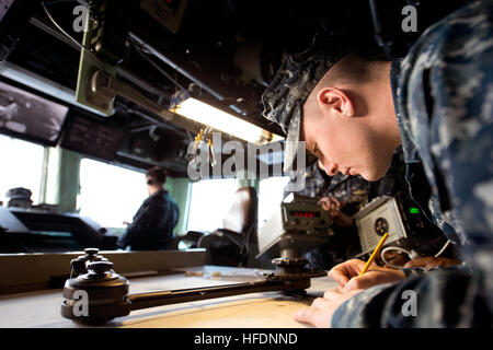 SASEBO, Japon (Janv. 24, 2013) Matelot Quartier-maître Mark Murray, affecté à l'assaut amphibie USS Bonhomme Richard (DG 6), trace les mouvements du navire pendant un transit de Sasebo Harbor. Bonhomme Richard est le fleuron du Bonhomme Richard Groupe amphibie et est muté à la 7è flotte sont des opérations. (U.S. Photo par marine Spécialiste de la communication de masse 3 classe Amanda S. Kitchner) Parution/130124-N-IY633-171 http://www.facebook.com/USNavy http://www.twitter.com/USNavy la conversation Inscrivez-vous http://navylive.dodlive.mil les parcelles d'un marin le cap du navire. (8414179658) Banque D'Images