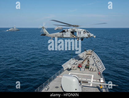 La mer d'Oman (nov. 24, 2013) Un MH-60S Sea Hawk se prépare à aller chercher une caisse du croiseur lance-missiles USS San Jacinto (CG 56) au cours d'un ravitaillement en mer avec le transport maritime militaire rapide Commande de navire de combat l'USNS arctique (T-AOE 8). San Jacinto est déployée dans le cadre de la Harry S. Truman Strike Group soutenant les opérations de sécurité maritime et les efforts de coopération en matière de sécurité dans le théâtre dans la 5e Flotte des États-Unis zone de responsabilité. (U.S. Photo par marine Spécialiste de la communication de masse Preston 3e classe/Paglinawan libéré) 131124-N-LN619-121 Inscrivez-vous la conversation http://www.na Banque D'Images