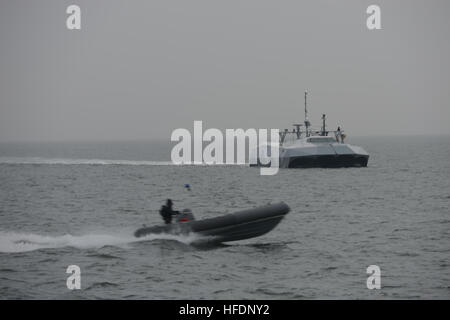 Océan Atlantique (janvier 1985). 16, 2013) menaces simulées petit bateau passe par le bateau expérimental à grande vitesse pour les marins affectés à Stiletto Marine Expeditionary Combat Command (CCEN) peuvent observer de nouvelles technologies dans un environnement maritime. (U.S. Photo de la marine/libérés) 130116-N-MF949-470 http://www.facebook.com/USNavy http://www.twitter.com/USNavy la conversation Inscrivez-vous http://navylive.dodlive.mil un petit bateau passe le Stiletto expérimental. (8456177696) Banque D'Images