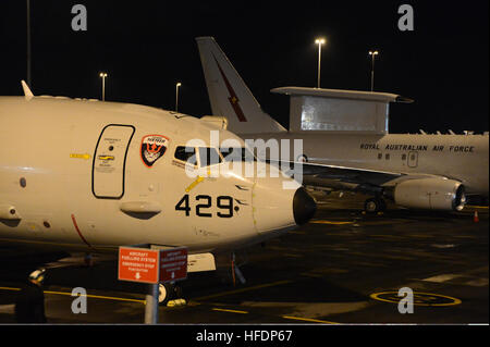 Un avion P-8A Poseidon de l'US Navy du Patrol Squadron (VP) 16 est assis à côté d'un E-7A Wedgetail de la Royal Australian Air Force à l'aéroport de Perth. Les deux appareils sont utilisés pour la recherche internationale du vol Malaysia Airlines MH370. Le VP-16 est déployé dans la zone de la 7e flotte des États-Unis pour soutenir la sécurité et la stabilité dans la région Indo-Asie-Pacifique. Banque D'Images