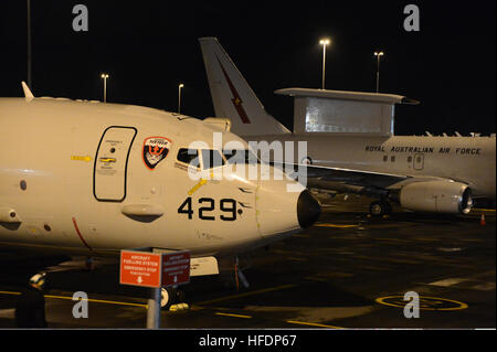 Un P-8A Poseidon avion a partir de l'Escadron de patrouille (VP) 16 s'assoit à côté d'un Royal Australian Air Force E-7A Wedgetail avion à l'Aéroport de Perth. Les deux plans sont utilisés à l'effort international pour trouver du vol MH370 de Malaysia Airlines. VP-16 est déployée dans la 7e Flotte des États-Unis à l'appui de la zone de responsabilité de la sécurité et de la stabilité dans la région du Pacifique-Indo-Asia. (U.S. Photo par marine Spécialiste de la communication de masse en chef Keith DeVinney/libérés) de la marine américaine un P-8A Poseidon, avions gauche, fixés à l'Escadron de patrouille (VP) 16 s'assoit à côté d'un Royal Australian Air Force E-7A Wedgetail avions en PE Banque D'Images