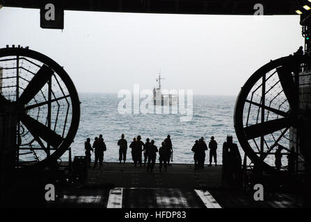 U.S. 5ÈME ZONE DE RESPONSABILITÉ DE LA FLOTTE (janv. 8, 2013) marins attendre pour effectuer un mariage porte arrière avec un utilitaire de débarquement dans le pont du coffre de la cale de transport amphibie USS Green Bay (LPD 20). Green Bay fait partie de la groupe amphibie de Peleliu, avec la 15e unité expéditionnaire de Marines embarqués, déployé des opérations de sécurité maritime et les efforts de coopération en matière de sécurité dans le théâtre dans la 5e Flotte des États-Unis zone de responsabilité. (U.S. Photo par marine Spécialiste de la communication de masse 1re classe Elizabeth Merriam/libérés) 130108-N-BB534-510 Inscrivez-vous la conversation http://www.facebook. Banque D'Images