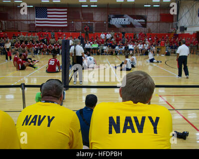 Les spectateurs sont au bord de leurs sièges de regarder un match de l'équipe de volleyball assis entre la Marine et les Marines à la 2014 Jeux de guerrier. Participation de la Marine à l'équipe le Guerrier Jeux est facilité par les soldats blessés de la Marine ---Port, la Marine a wounded warrior programme de soutien. Les jeux de guerrier a eu lieu le 28 septembre à octobre 4. (U.S. Photo de Robin marine/Hillyer-Miles TeamNavy à parution) -Jeux de guerrier 2014 140928-N-WV605-066 Banque D'Images