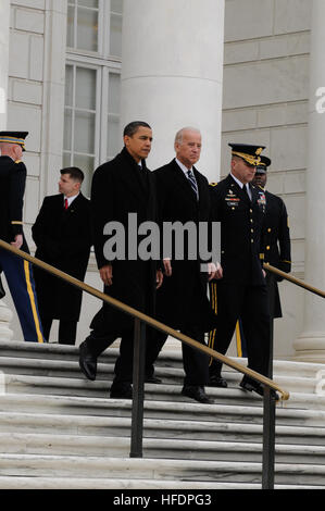 Le président élu Barack Obama, Vice-président élu Joe Biden et le président de l'armée armée américaine Comité inaugural, le général Richard Rowe arrivent à la tombe des inconnues dans le Cimetière National d'Arlington en Virginie le 18 janvier 2009. Le président élu Barack Obama et le Vice-président élu Biden a déposé une couronne sur la tombe du 18 janvier 2009 Unkowns. Le président élu Barack Obama prend part à première événements menant à sa prestation de serment le 20 janvier, 2009. (DoD photo de chef technicien électronique James Clark, U.S. Navy/libérés) Barack Obama et Joe Biden à la tombe de l'Inconnu 1-18-09 0901 Banque D'Images