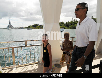 080814-N-9758G-113 PEARL HARBOR, Hawaii (Aug. 14, 2008 Barack Obama), D-Ill., visites le USS Arizona Memorial. Obama était en vacances à Hawaï avec sa famille. (U.S. Photo par marine Spécialiste de la communication de masse 2e classe Michael A. Lantron/libérés) Barack Obama à l'USS Arizona Memorial 8-14-08 080814-N-9758L-113 Banque D'Images