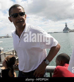080814-N-9758G-120 PEARL HARBOR, Hawaii (Aug. 14, 2008 Barack Obama), D-Ill., visites le USS Arizona Memorial. Obama était en vacances à Hawaï avec sa famille. (U.S. Photo par marine Spécialiste de la communication de masse 2e classe Michael A. Lantron/libérés) Barack Obama à l'USS Arizona Memorial 8-14-08 080814-N-9758L-120 Banque D'Images