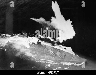 Battleship Yamato en vertu de l'attaque de l'air Avril 1945 Banque D'Images