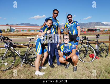 Les cyclistes de la marine de l'équipe posent pour une photo avant leurs courses respectives commencent au 2014 Jeux de guerrier. Le Guerrier Jeux ont réuni 200 grièvement blessé, malade et blessé les membres de service pour une semaine de compétition le 28 septembre à octobre 4. (U.S. Photo de Robin marine/Hillyer-Miles TeamNavy à parution) -Jeux de guerrier 2014 140929-N-WV605-004 Banque D'Images