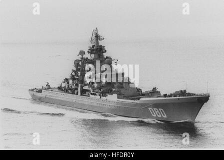 Vue aérienne avant tribord de la Flotte russe du Nord à propulsion nucléaire de la classe Kirov croiseur lance-missiles Admiral Nakhimov (CGN-080) en cours. L'amiral Nakhimov 1994 BCGN Banque D'Images