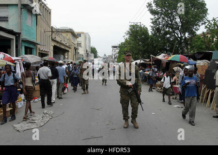 Corps des Marines des États-Unis (USMC) Marines, Lima Company, 3e Bataillon (NE), 8e Régiment de Marines, 2e Division de marines (MAR DIV), patrouille dans le Bel Air de Port-au-Prince, Haïti, après avoir distribué des fournitures scolaires aux élèves dans un Port-au-Prince, Haïti, l'école. Cet effort est connu comme l'opération "devoirs", qui fait partie de l'opération obtenir demain. Bel Air, Haïti 2008 Banque D'Images