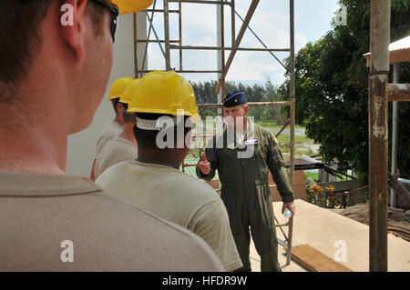 U.S Air Force Brig. Le général James F. Mackey, directeur des opérations, des plans et des politiques, PACAF, parle avec des aviateurs 773e Escadron de génie civil à l'école Omaya building construction site. Le brig. Le général Mackey a visité le site pour remercier les aviateurs américains et philippins pour le travail qu'ils effectuent dans le cadre de l'exercice Balikatan. 'Les regarder travailler, ils semblent avoir un grand temps ensemble en partenariat et ce qu'ils font pour la communauté est absolument exceptionnel,' dit Mackey. 'Je pense que cela va aller un long chemin pour la communauté et la construction de nos relations entre pas j Banque D'Images