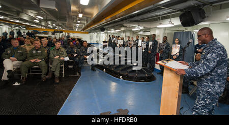 130212-N-DI878-082 OCÉAN PACIFIQUE (fév. 12, 2013) Le lieutenant Cmdr. Michael Payne parle au cours d'une célébration du Mois de l'histoire des Noirs dans le gaillard à bord du porte-avions de classe Nimitz USS Carl Vinson (CVN 70). Carl Vinson est en cours la réalisation du système d'atterrissage de précision (EPLA) et l'envol des certifications. (U.S. Photo par marine Spécialiste de la communication de masse Giovanni 3e classe/Squadrito) Parution célébration du Mois de l'histoire des Noirs 130212-N-DI878-082 Banque D'Images