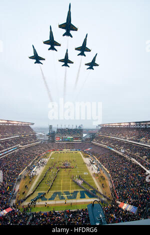 PHILADELPHIA (déc. 14, 2013) - pilotes affectés à l'Escadron de démonstration en vol de la Marine américaine, les Blue Angels, effectuer un survol avant au lancement de la National Collegiate Athletic Association (NCAA) match de football entre l'académie navale des États-Unis (Marine) et l'Académie militaire des États-Unis (Armée) au Lincoln Financial Field à Philadelphie, Samedi, Décembre 14, 2013. (U.S. Photo par marine Spécialiste de la communication de masse 1re classe Michael Lindsey /Blue Angels) Parution survoler Army-Navy game 131214-N-SN160-032 Banque D'Images