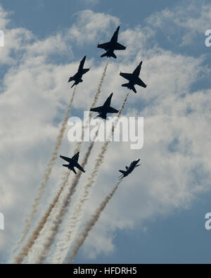 120907-N-LD780-566 LITTLE ROCK, Ark. (sept. 7, 2012) Escadron de démonstration en vol de l'US Navy, le Blue Angels delta formation effectuer la Fleur de Lis manoeuvre pendant une démonstration en vol à l'air de l'Arkansas d'alimentation Air show 2012 à la base aérienne de Little Rock, Ark., 7 septembre. (U.S. Photo par marine Spécialiste de la communication de masse 1ère classe Eric Rowley/libérés) Kit Média 2014 Blue Angels 120907-N-LD780-566 Banque D'Images