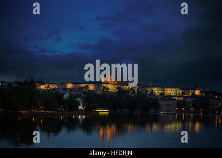 Vue sur le Pont Charles et le château de Prague la nuit. Banque D'Images