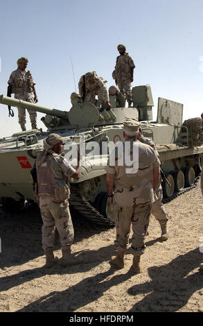 Vice-amiral. Bob Conaway, commandant du 1er groupe expéditionnaire (1) ESG rencontre les commandants de Amaradie pendant un exercice en cours aux Emirats Arabes Unis (U.A.E), le 17 décembre 2003. Les EAU est militaire soviétique à l'aide du réservoir fait BMP. La formation est menée par les Marines et les marins groupe expéditionnaire soutenir 1 ESG (1). 1 ESG est un exemple de la Navy et du Marine Corps à l'engagement du ministre de la Défense pour transformer la vision des Forces armées américaines pour le 21e siècle. L'ESG sont conçus pour permettre aux Etats-Unis de mener des opérations de façonnage dans le Gl Banque D'Images