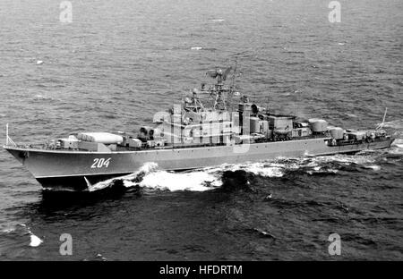 Une antenne avant bâbord vue d'une classe de frégates Krivak soviétique de missiles en cours. Bodryy1975 Banque D'Images