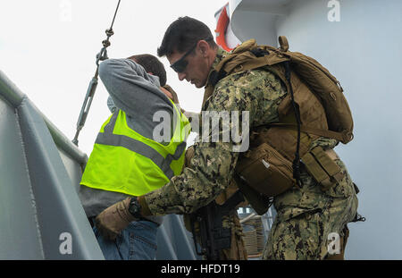 Le lieutenant J.G. Kristopher Devisser, affecté à l'Escadron fluviales côtières 4, l'équipe Delta, 2e Peloton, recherche un membre de l'équipage du navire école USNS Hunter (8202) pendant une visite, un conseil, la perquisition et la saisie de la formation (VBSS), Pier side en Morehead City. VBSS est l'une des évolutions en cours à l'appui de Bold Alligator 2014. Bold Alligator est destiné à améliorer les compétences de base amphibie Navy-Marine Corps. Travailler avec la coalition, Organisation du Traité de l'Atlantique Nord (OTAN), Allied et les pays partenaires est un investissement nécessaire dans la situation actuelle et future de préparation de nos forces. L'exercice se pl Banque D'Images