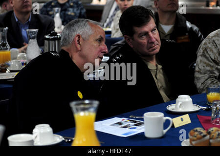 Vice-amiral. David Architzel, commandant de la Naval Air Systems Command, et vice Adm. Allen G. Myers, commandant de la Naval Air Forces, discuter d'une présentation qu'ils observent dans le carré des officiers de la classe Nimitz porte-avions USS Dwight D. Eisenhower (CVN 69) au cours d'une Boots-sur-le-Pont visite. Boots-sur-le-Pont est une initiative destinée à donner l'exemple, l'interaction face-à-face avec les marins de la mer des parties de l'aviation navale entreprise afin d'améliorer les pratiques. Dwight D. Eisenhower est au port à Naval Station Norfolk. (U.S. Photo par marine Spécialiste de la communication de masse 3e cl Banque D'Images