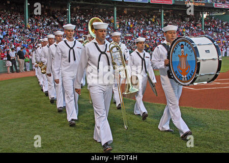 U.S. Navy Band marches nord-est sur le terrain à Fenway Park pour exécuter l'hymne national avant un match des Red Sox de Boston au cours de la Semaine de la Marine. La semaine de la marine de Boston est l'un des 20 semaines de la Marine à travers l'Amérique prévues cette année. Semaines de la marine sont conçus pour montrer aux Américains l'investissement qu'ils ont fait dans leur Marine et accroître la sensibilisation dans les villes qui n'ont pas une importante présence de la Marine. 296631 action Semaine Marine Boston Banque D'Images
