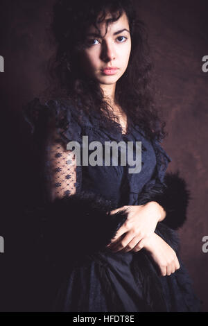 Une petite jeune peau d'olive slim femme fille portait une robe de dentelle noire ancienne Banque D'Images