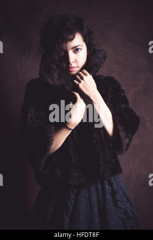 Une petite jeune peau d'olive slim femme fille portait une robe de dentelle noire ancienne Banque D'Images