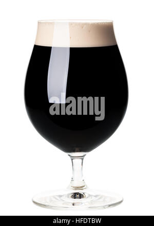 Bière plein verre tulipe de stout ou porter isolé sur fond blanc Banque D'Images