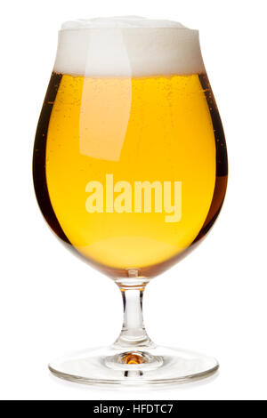 Verre plein verre de bière Pilsner lager pâle d'isolé sur fond blanc Banque D'Images