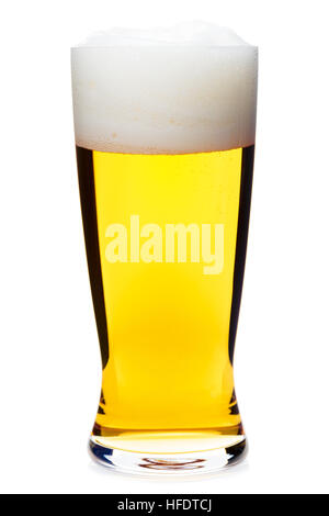 Pilsner plein verre de bière blonde pâle avec une grande tête de mousse isolé sur fond blanc Banque D'Images